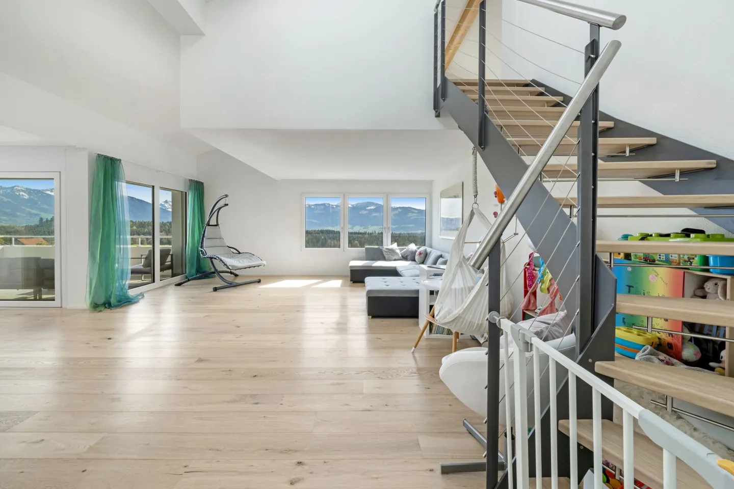 TOP Appartement en Attique de 4,5 pièces avec beaucoup de soleil et vue panoramique - Photo 5 sur 17