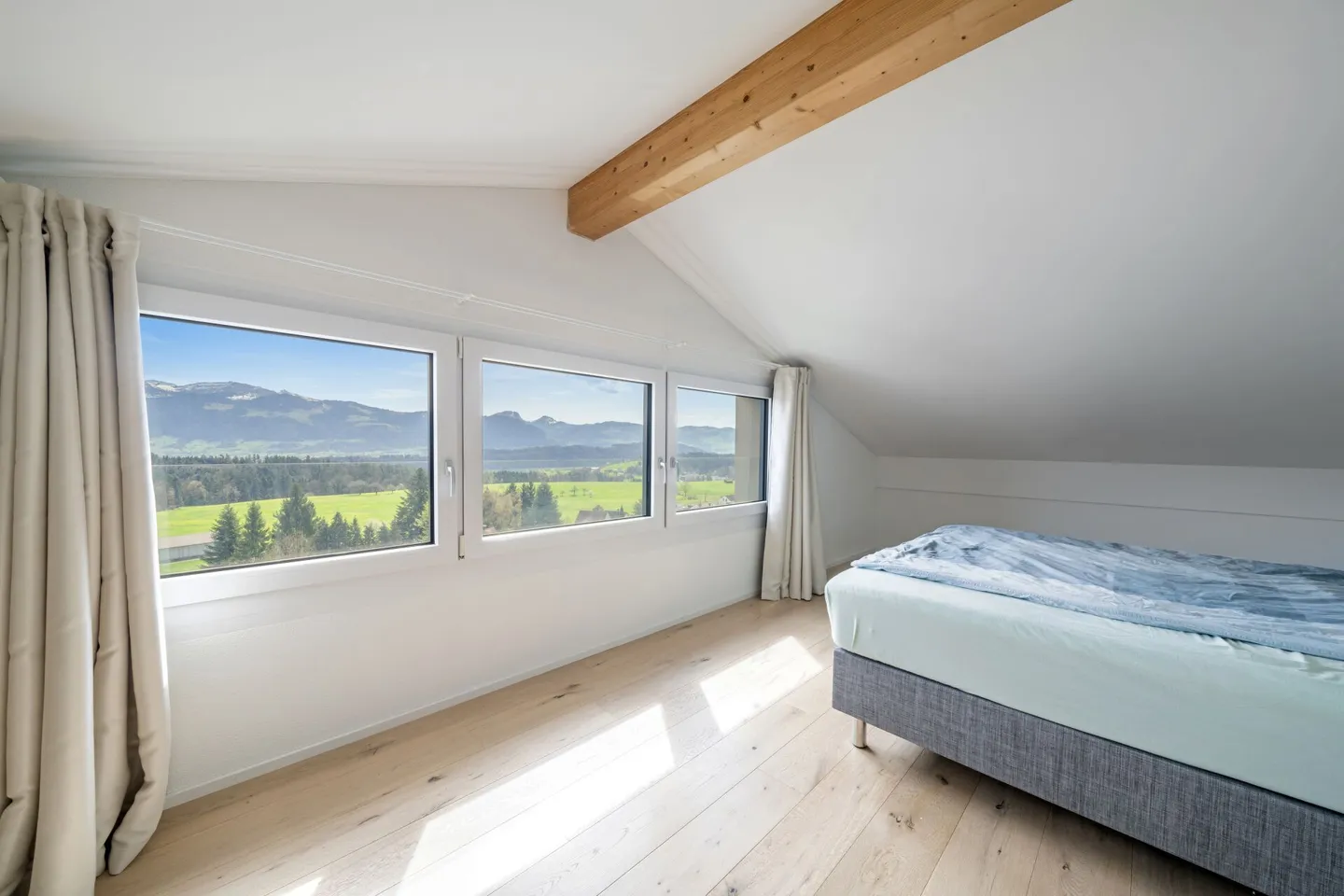 TOP Appartement en Attique de 4,5 pièces avec beaucoup de soleil et vue panoramique - Photo 7 sur 17