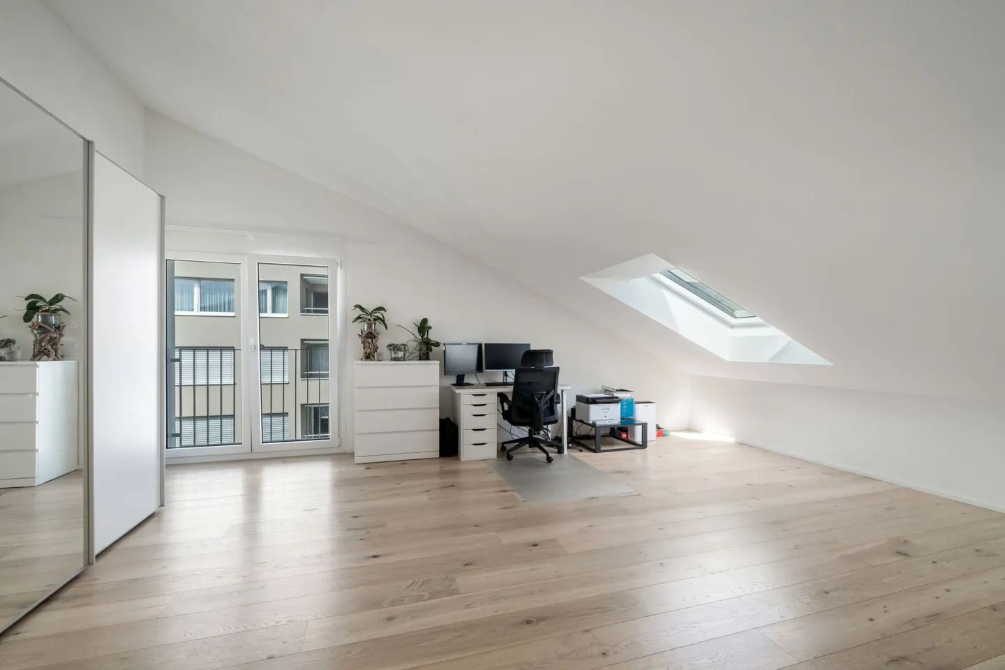 TOP Appartement en Attique de 4,5 pièces avec beaucoup de soleil et vue panoramique - Photo 8 sur 17