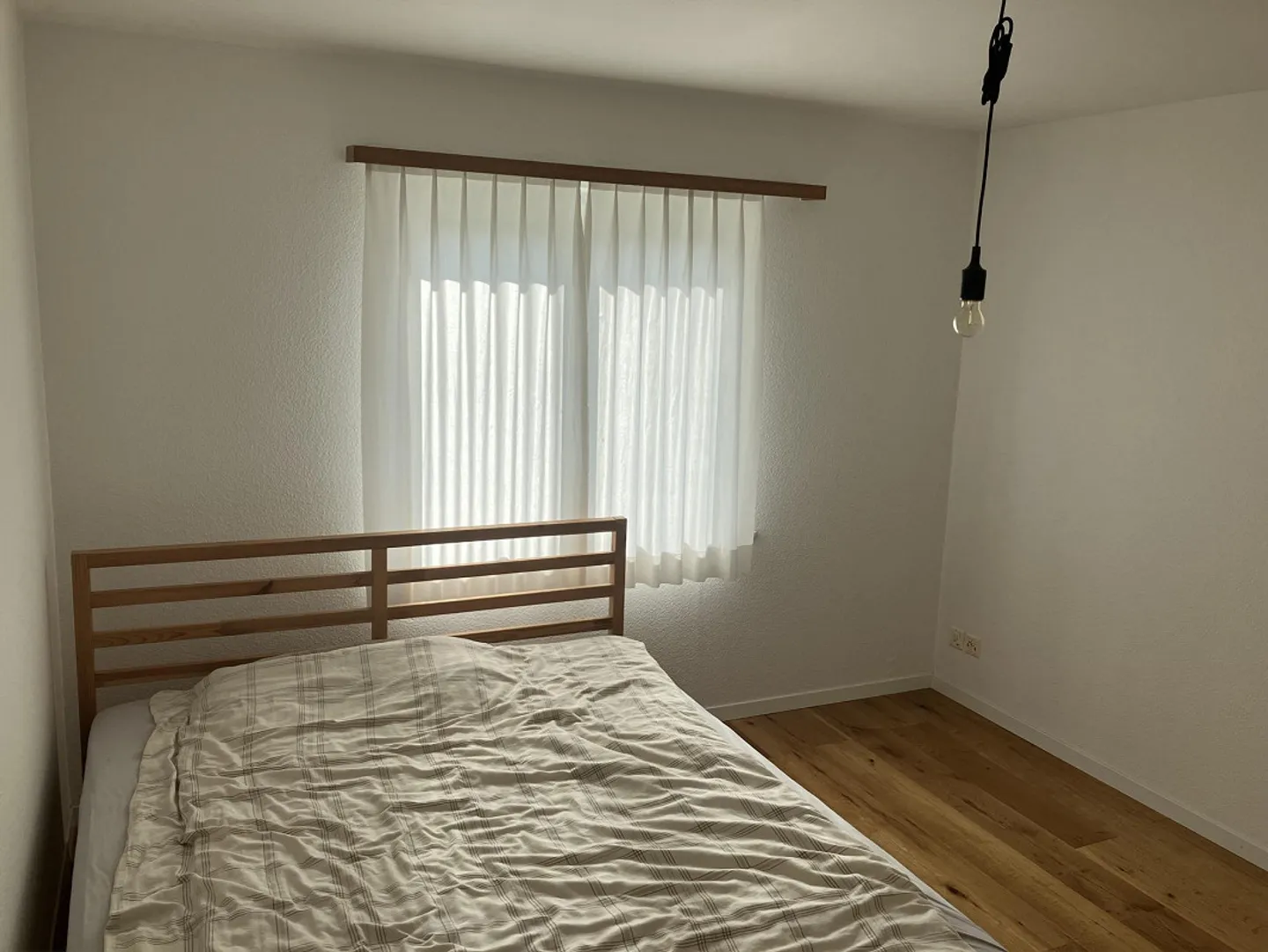 Ampia e luminosa camera doppia con balcone in posizione centrale - Foto 3 di 6