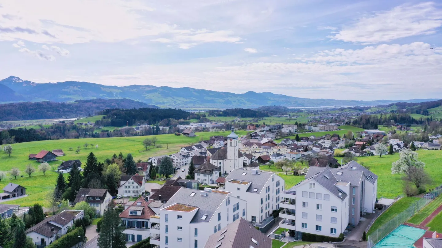 TOP Appartement en Attique de 4,5 pièces avec beaucoup de soleil et vue panoramique - Photo 15 sur 17