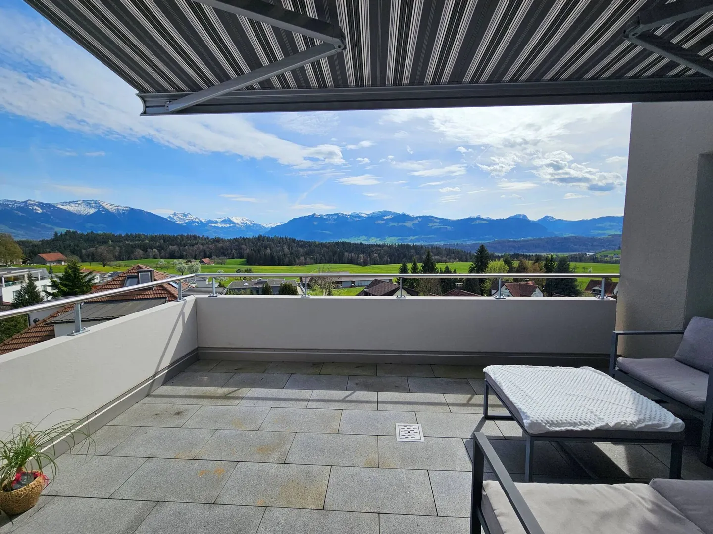 TOP Appartement en Attique de 4,5 pièces avec beaucoup de soleil et vue panoramique - Photo 16 sur 17