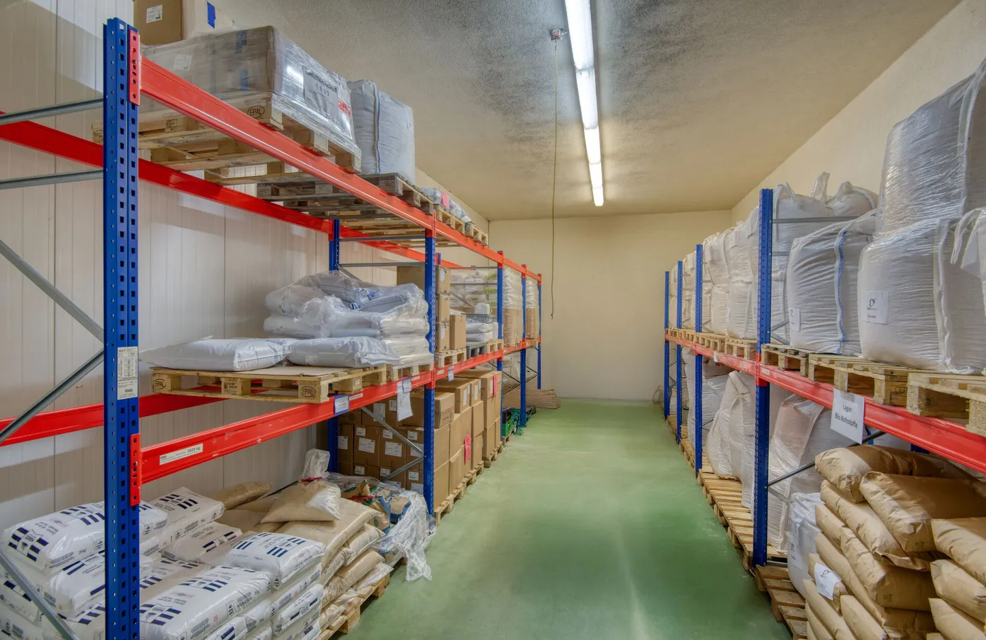 Spazio commerciale e di stoccaggio attraente in una posizione comoda - Foto 5 di 13