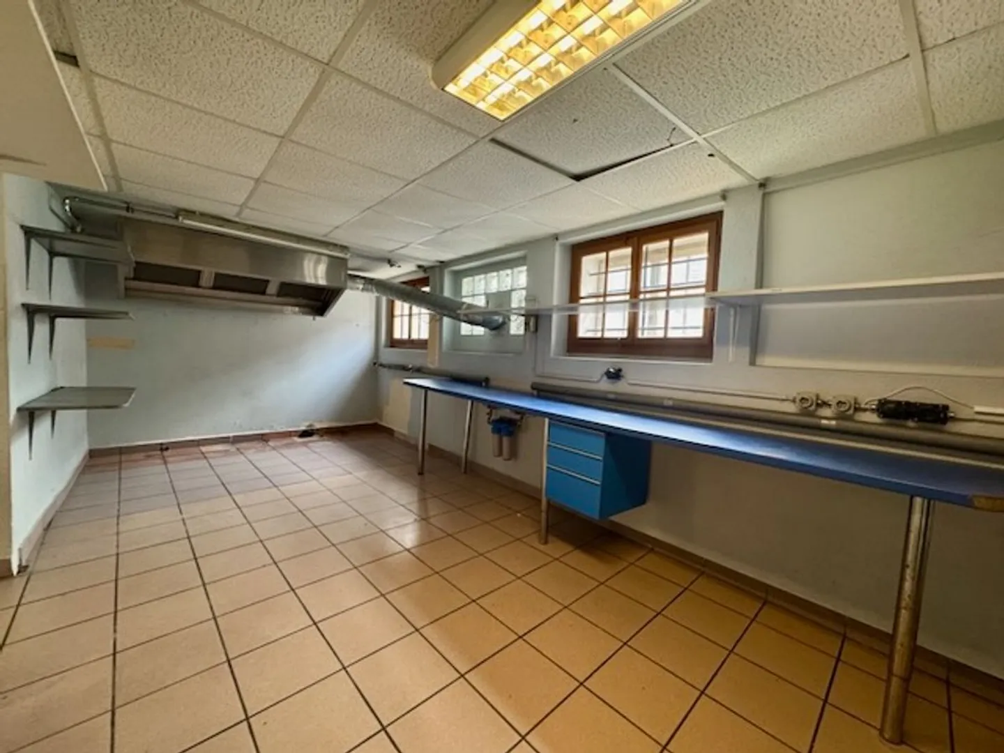 Laboratorio e/o abitazione! 198 m² da ristrutturare con terrazza di 45 m² - Foto 12 di 13