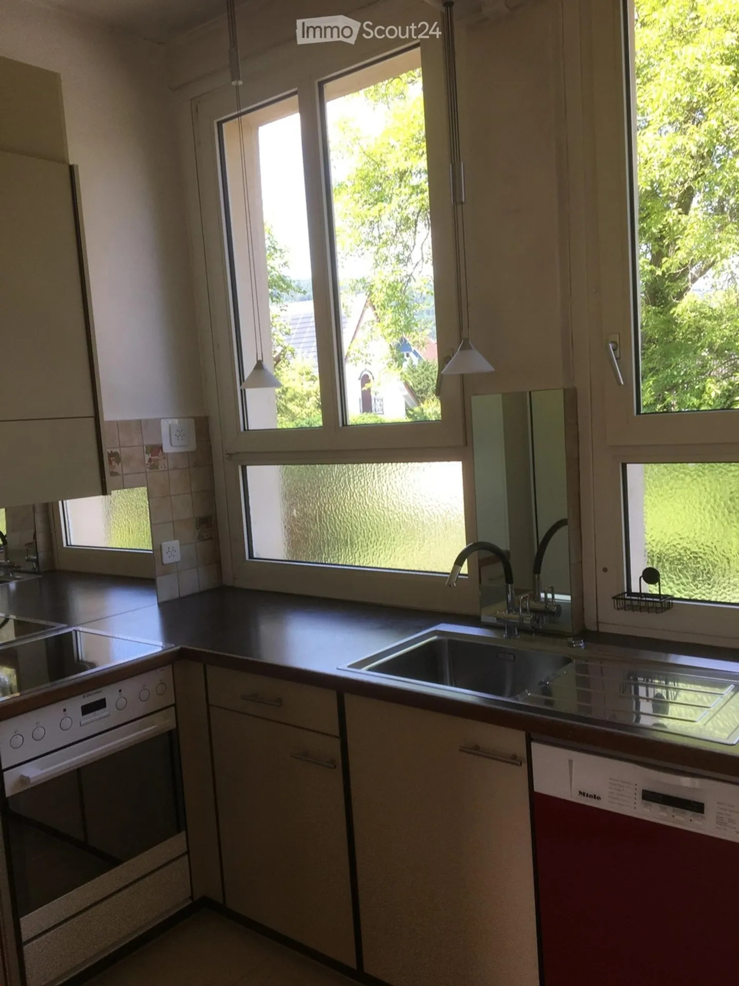 Charmante maison de ville de 4,5 pièces avec jardin à Nidau - Photo 7 sur 13