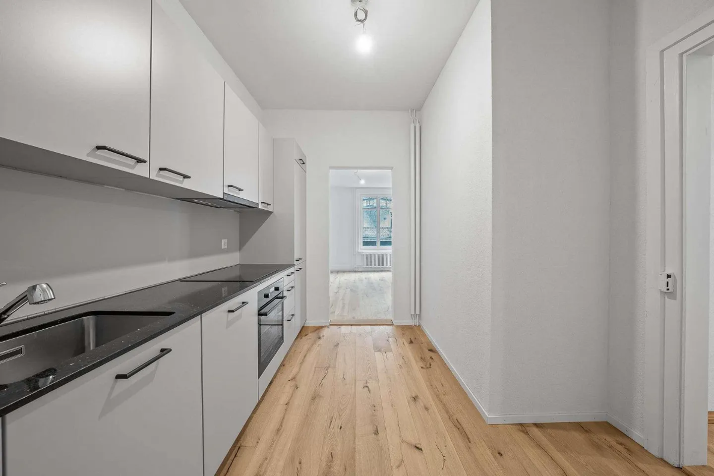 Charmant appartement de 4 pièces fraîchement rénové et prêt à emménager - Photo 4 sur 14
