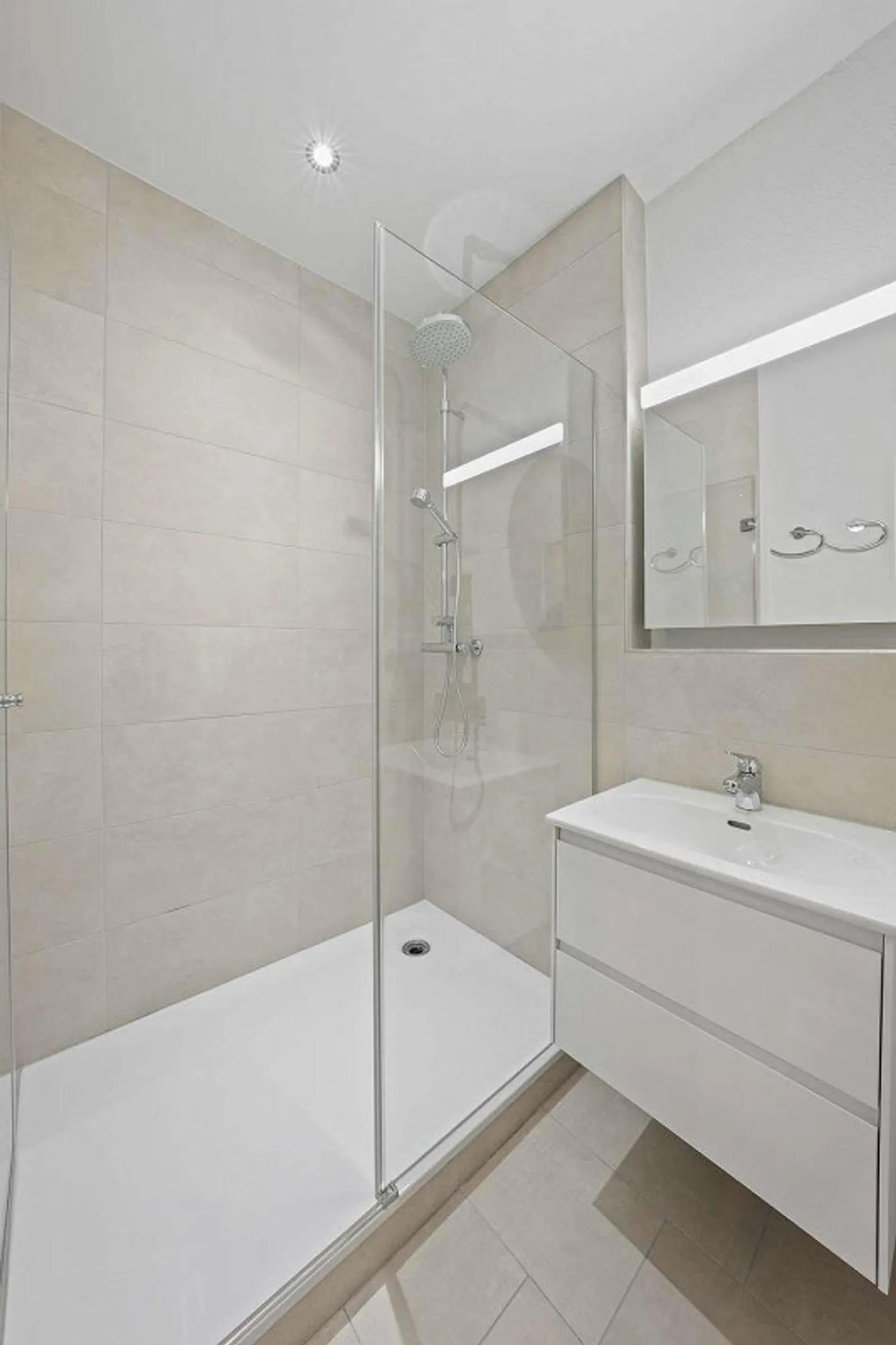 Charmant appartement de 4 pièces fraîchement rénové et prêt à emménager - Photo 5 sur 14