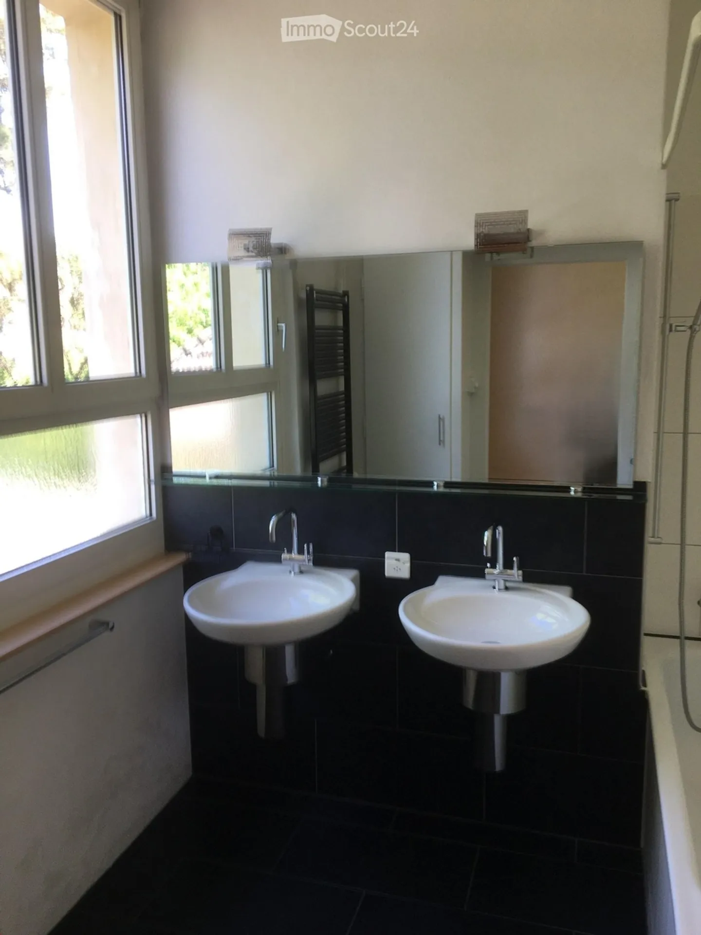 Charmante maison de ville de 4,5 pièces avec jardin à Nidau - Photo 10 sur 13