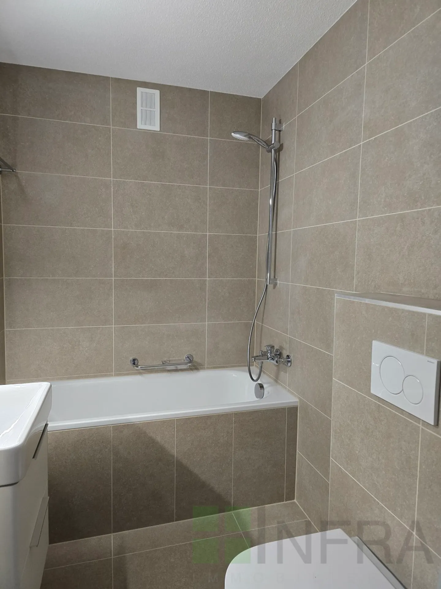 Appartement rénové en centre-ville - Photo 2 sur 7