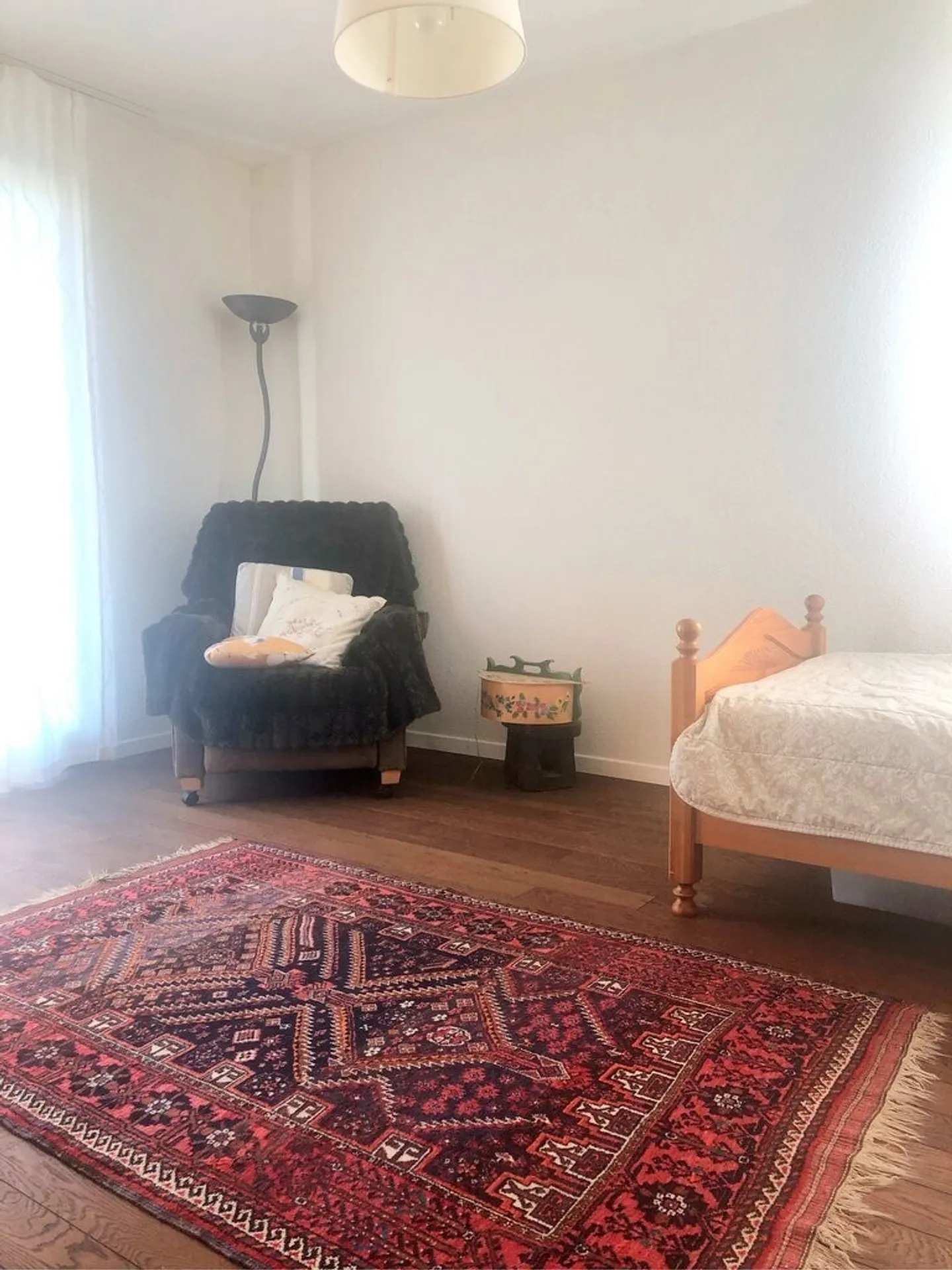 Beautiful living in a quiet residential area - Photo 4 of 10