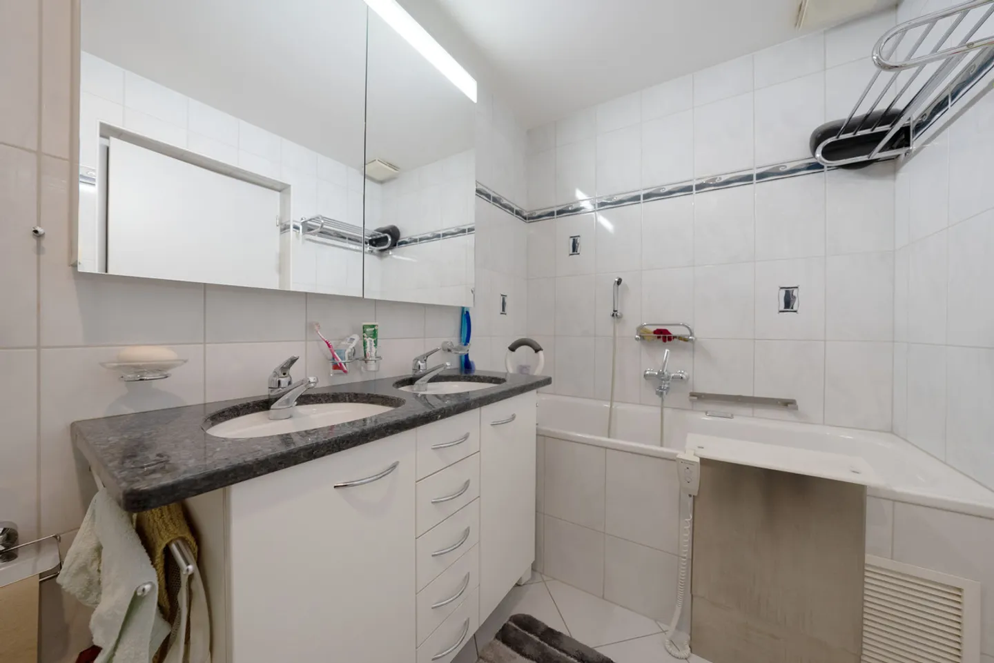 Large condominium in a quiet location including underground parking space! - Photo 16 of 19