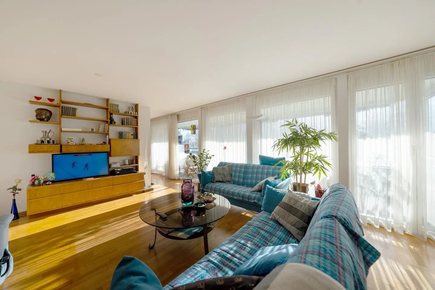 Large condominium in a quiet location including underground parking space! - Photo 9 of 19