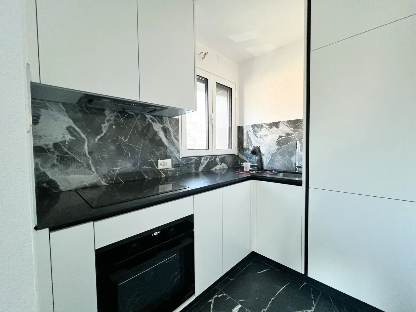 Fully renovated 4.5 room apartment - Photo 2 of 8