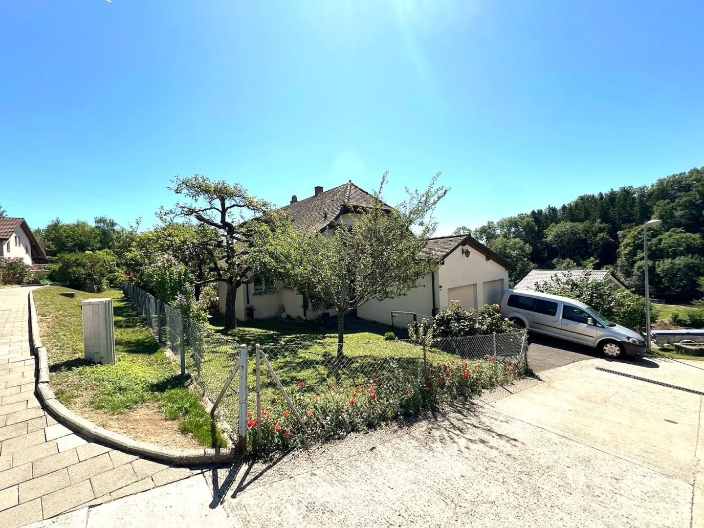 Bella casa unifamiliare con 6,5 stanze / 4 camere da letto / 3 bagni / 1 balcone / grande giardino di 1150m² / 2 garage - Foto 4 di 13