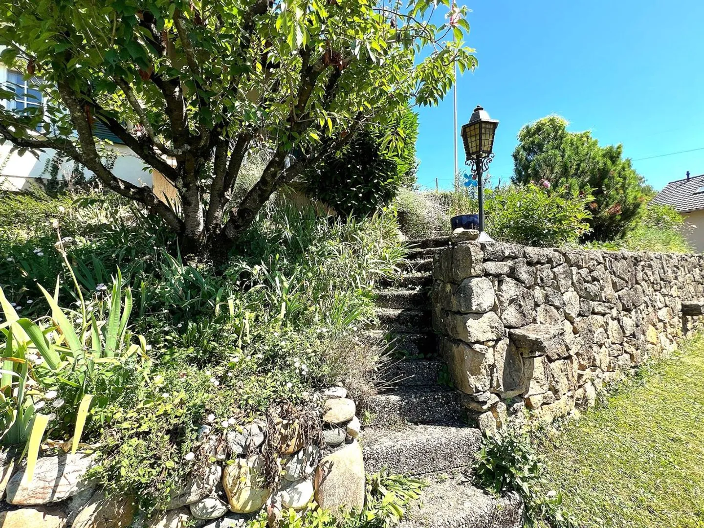 Bella casa unifamiliare con 6,5 stanze / 4 camere da letto / 3 bagni / 1 balcone / grande giardino di 1150m² / 2 garage - Foto 6 di 13