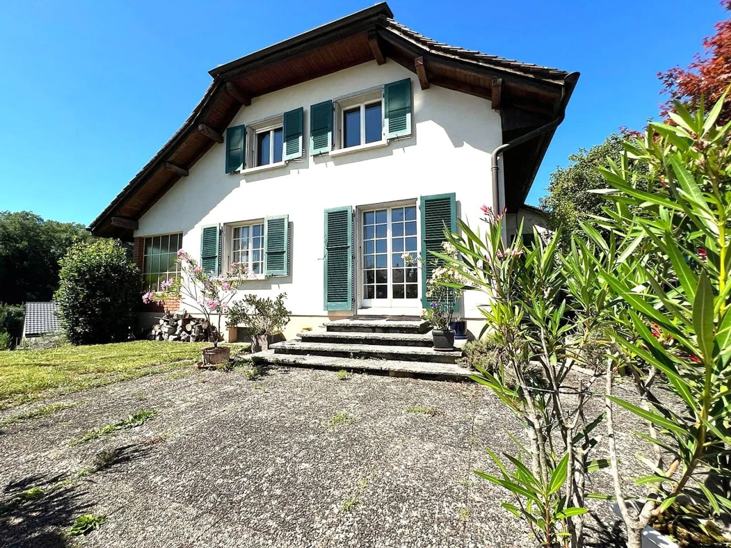 Bella casa unifamiliare con 6,5 stanze / 4 camere da letto / 3 bagni / 1 balcone / grande giardino di 1150m² / 2 garage - Foto 1 di 13