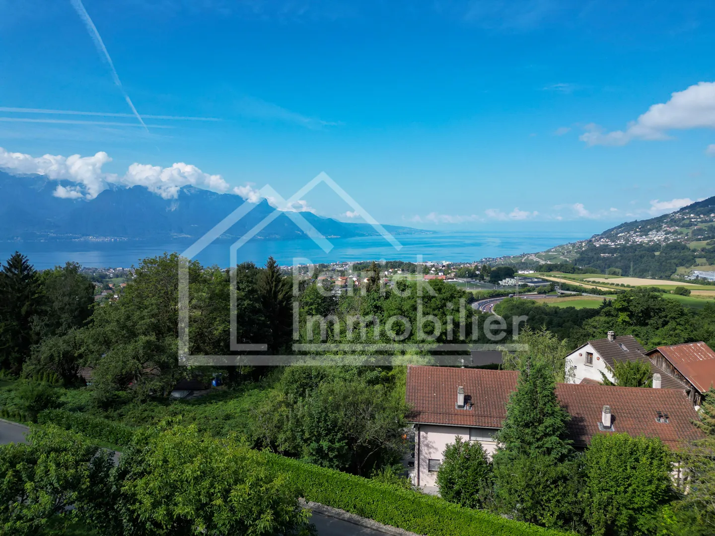 Chalet rénové & modernisé, jardin, piscine et vue lac! - Photo 4 sur 13