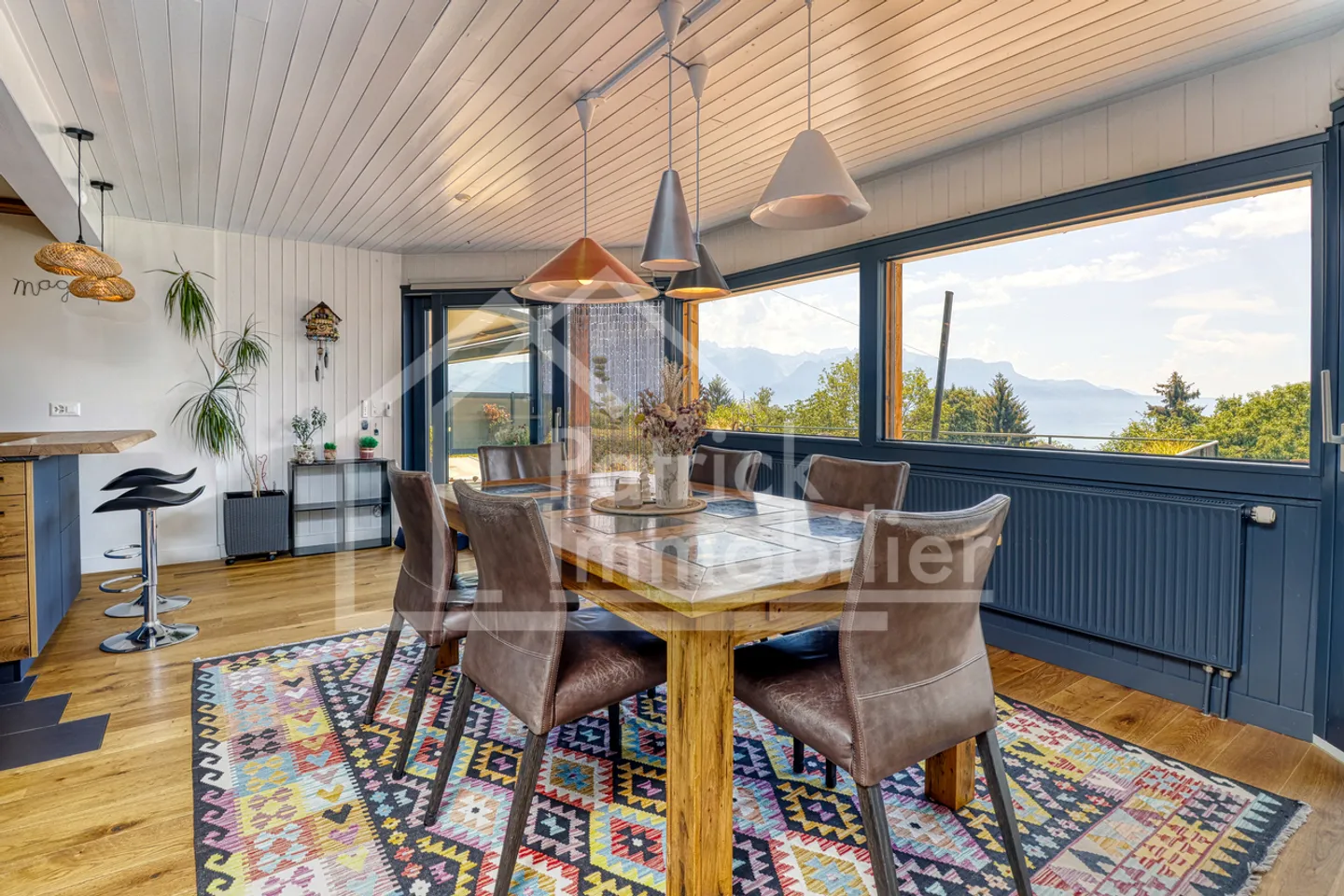Chalet rénové & modernisé, jardin, piscine et vue lac! - Photo 5 sur 13