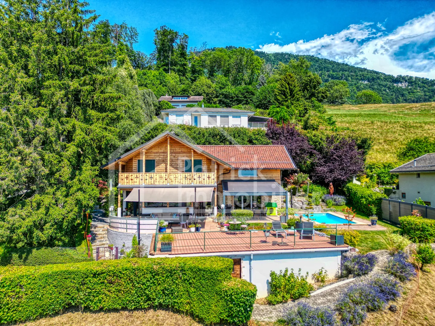 Chalet rénové & modernisé, jardin, piscine et vue lac! - Photo 2 sur 13