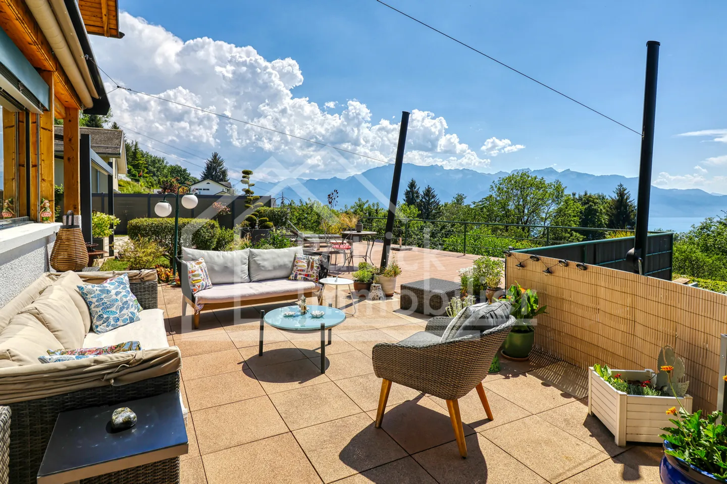 Chalet rénové & modernisé, jardin, piscine et vue lac! - Photo 3 sur 13