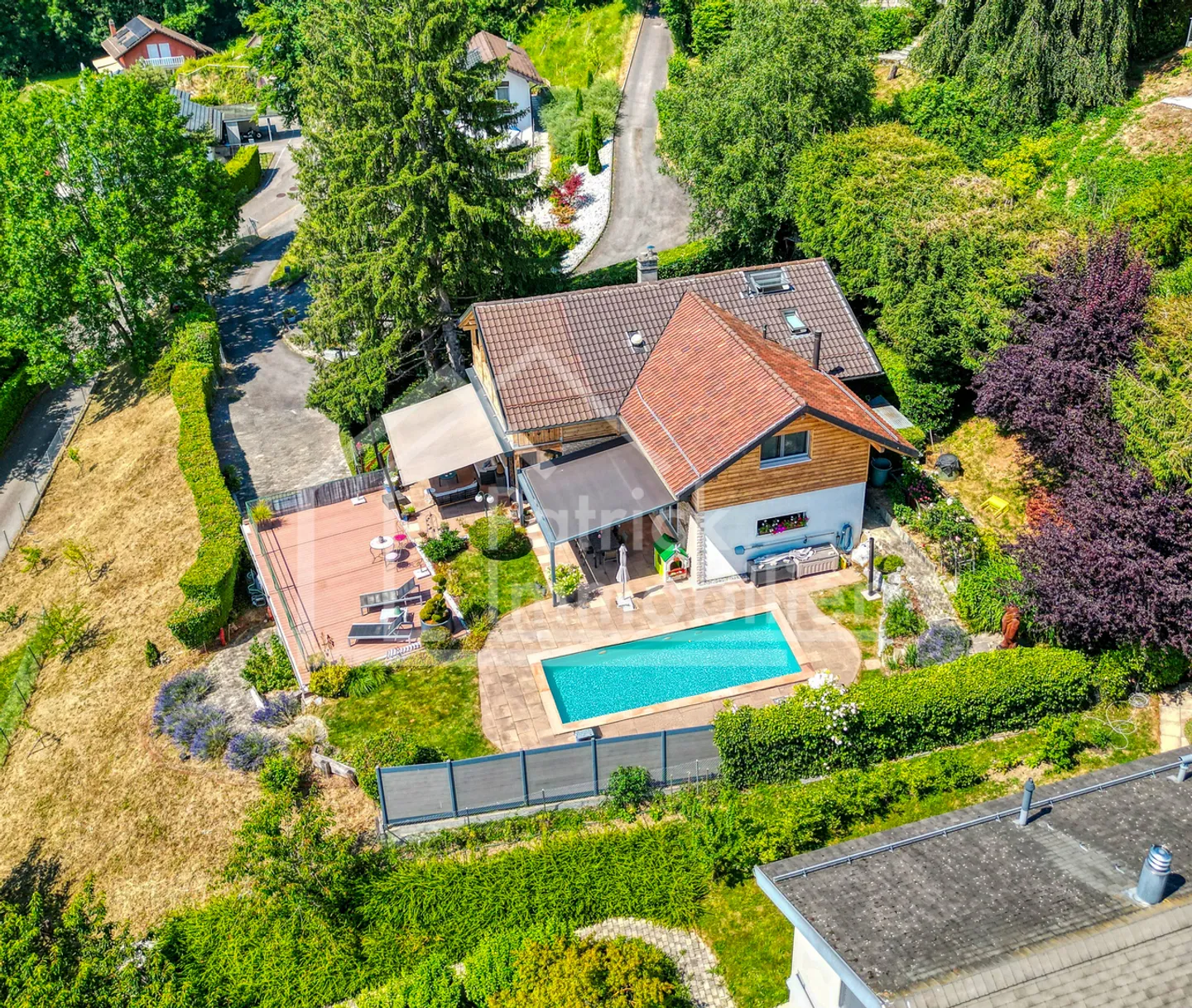 Chalet rénové & modernisé, jardin, piscine et vue lac! - Photo 12 sur 13