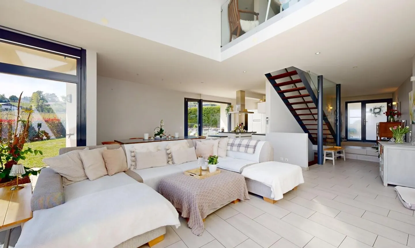 Casa contemporanea con volumi eccezionali e vista sul lago e sulle Alpi - Foto 4 di 11