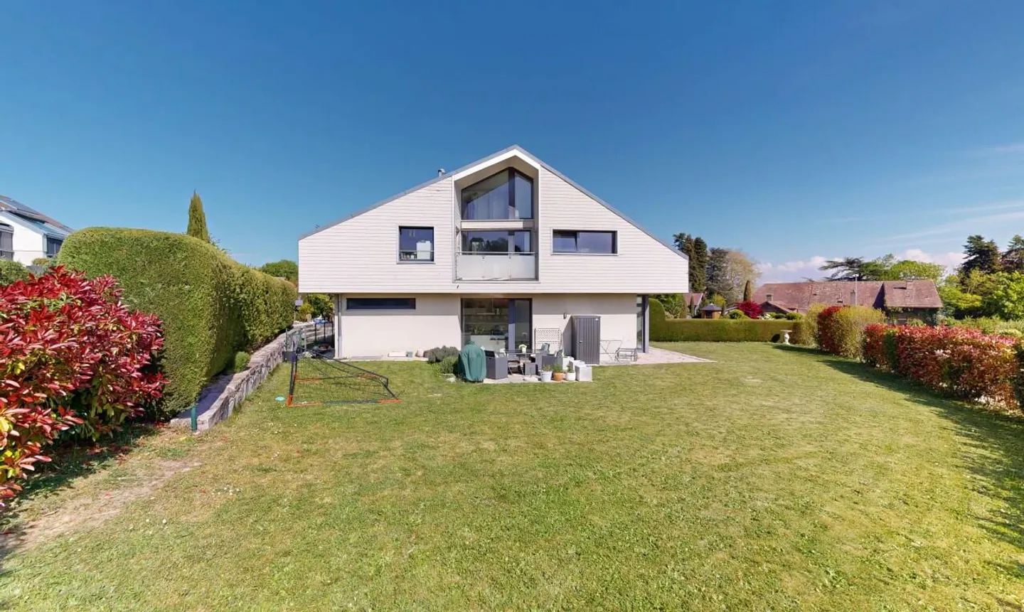Casa contemporanea con volumi eccezionali e vista sul lago e sulle Alpi - Foto 2 di 11