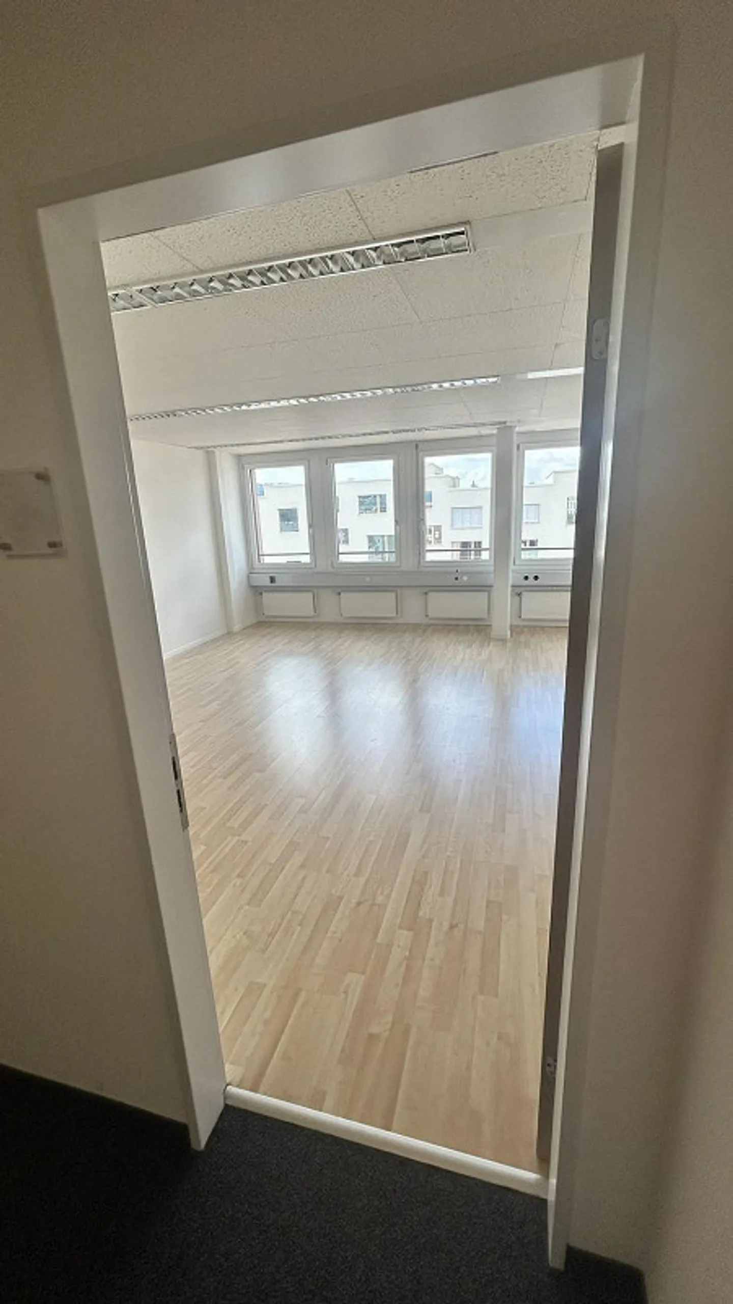 Buoni collegamenti con i mezzi pubblici e stradali: ufficio di 36 m2 - Foto 3 di 8