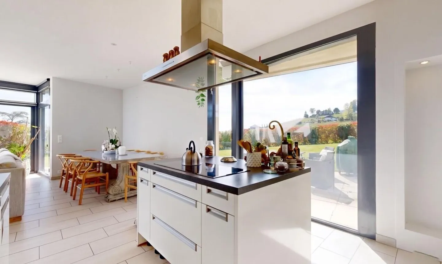 Casa contemporanea con volumi eccezionali e vista sul lago e sulle Alpi - Foto 9 di 11