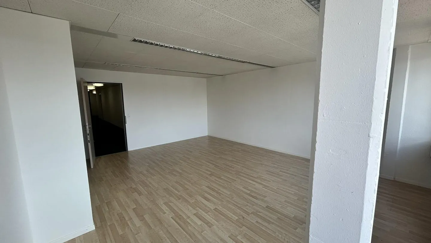 Buoni collegamenti con i mezzi pubblici e stradali: ufficio di 36 m2 - Foto 5 di 8