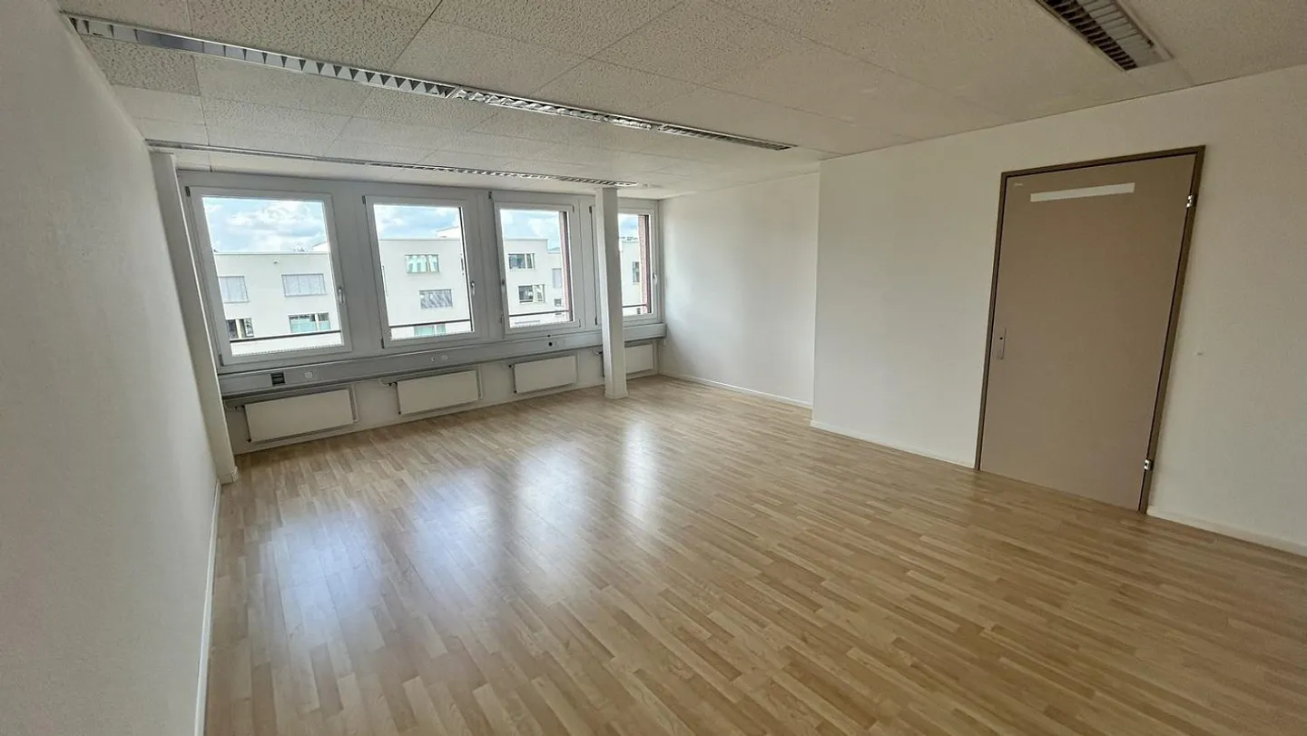 Buoni collegamenti con i mezzi pubblici e stradali: ufficio di 36 m2 - Foto 7 di 8