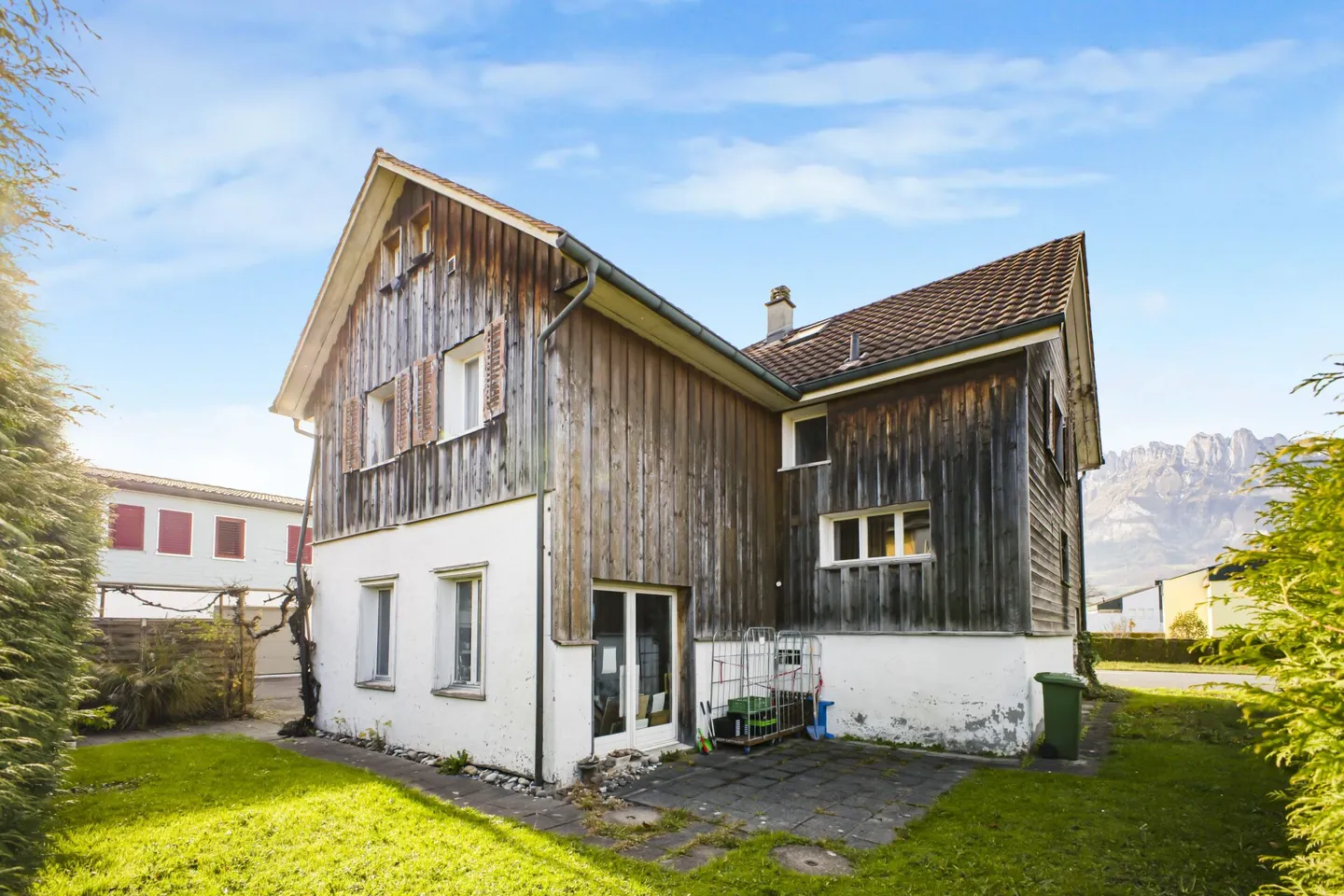 Grosszügiges 8.5-Zimmer-Einfamilienhaus mit viel Platz für die ganze Familie in Haag - Foto 2 von 25