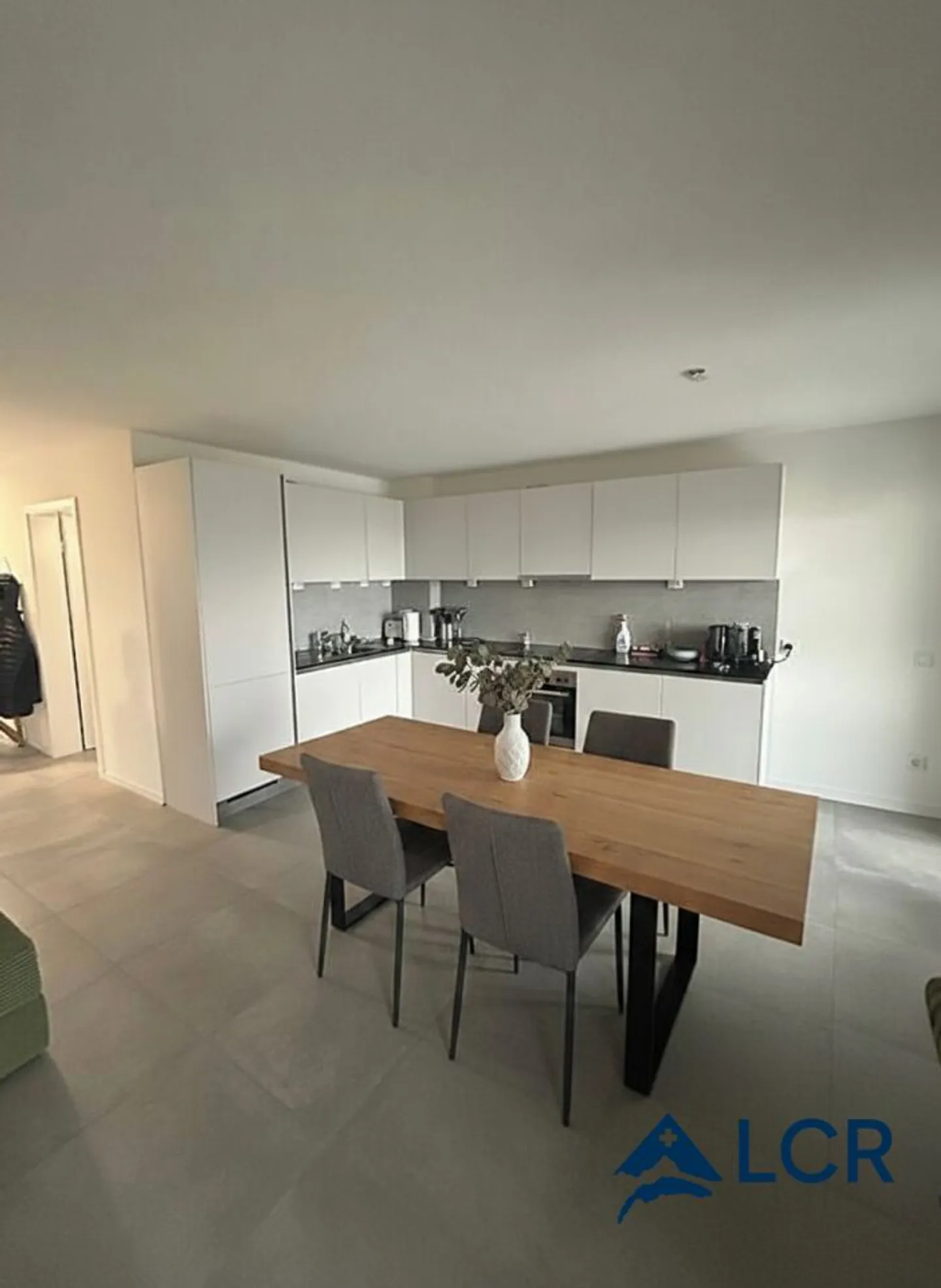 Bellissimo appartamento con 4,5 stanze, balcone e vista lago - Peseux - Foto 2 di 5