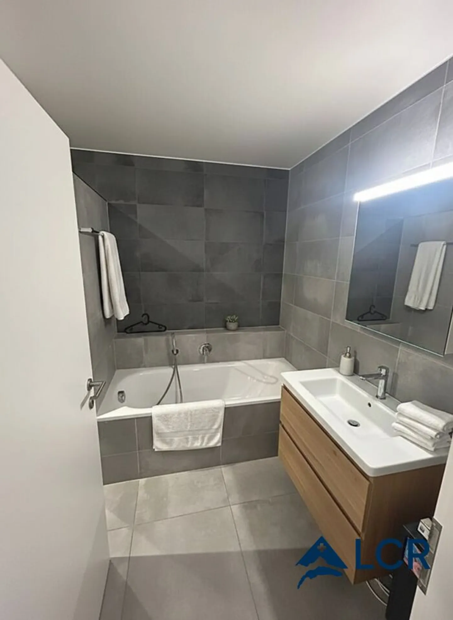 Bellissimo appartamento con 4,5 stanze, balcone e vista lago - Peseux - Foto 4 di 5