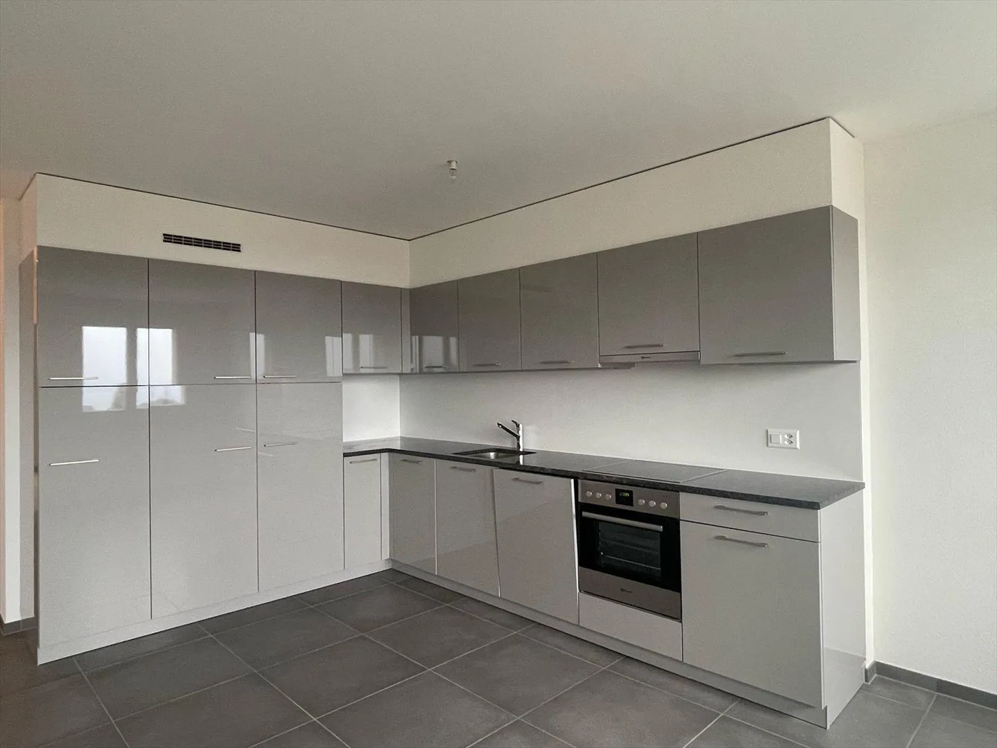 Bellissimo appartamento moderno di 2,5 stanze con vista lago - Foto 1 di 9