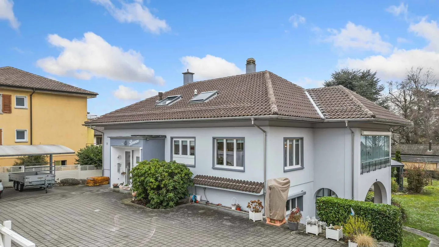 Proprietà affascinante con 8,5 stanze, terrazza e grande giardino - Foto 2 di 13