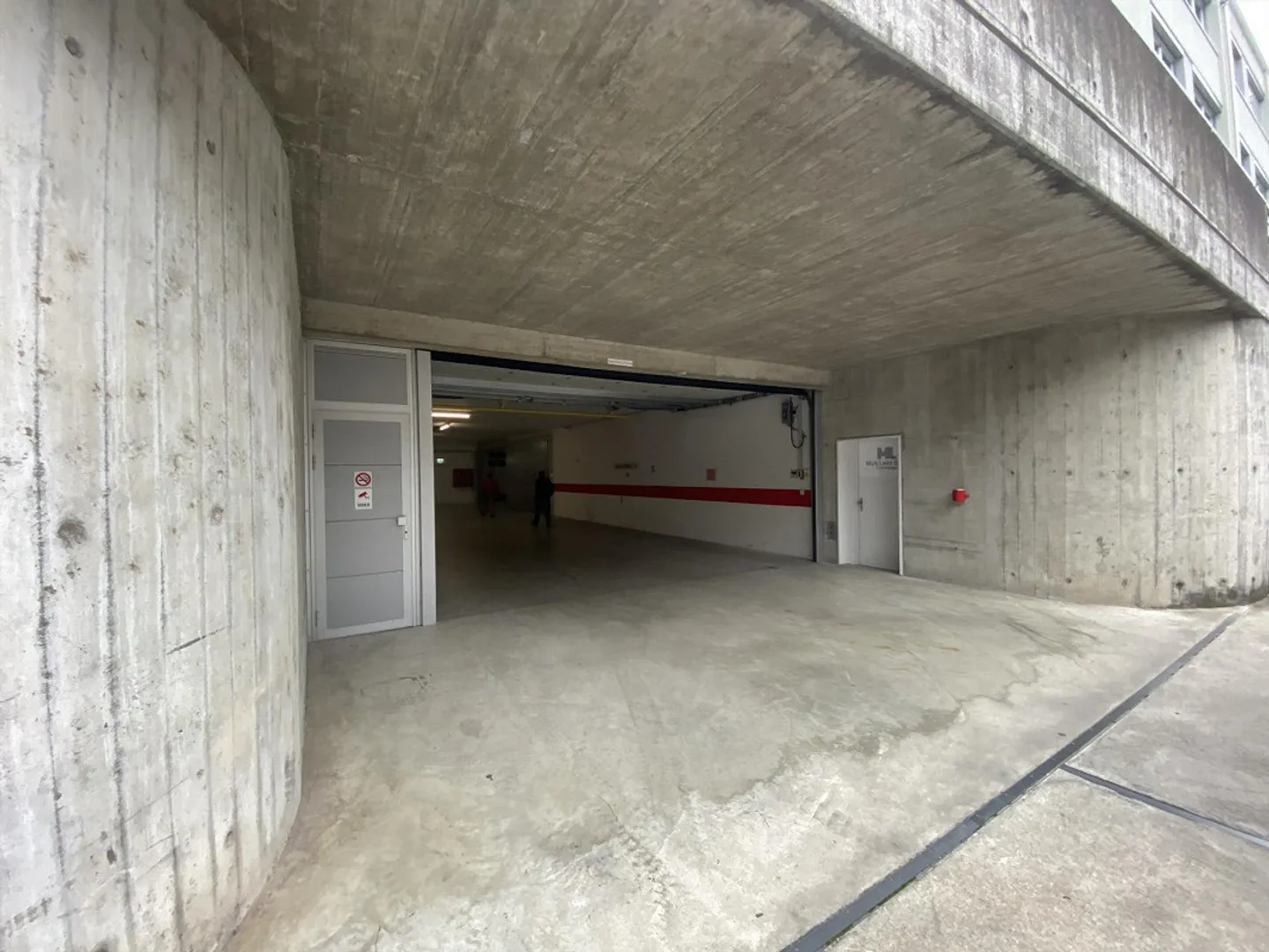 Entrepôt 30m2 avec accès direct et grande porte avec bureau 29m2 - Photo 4 sur 4