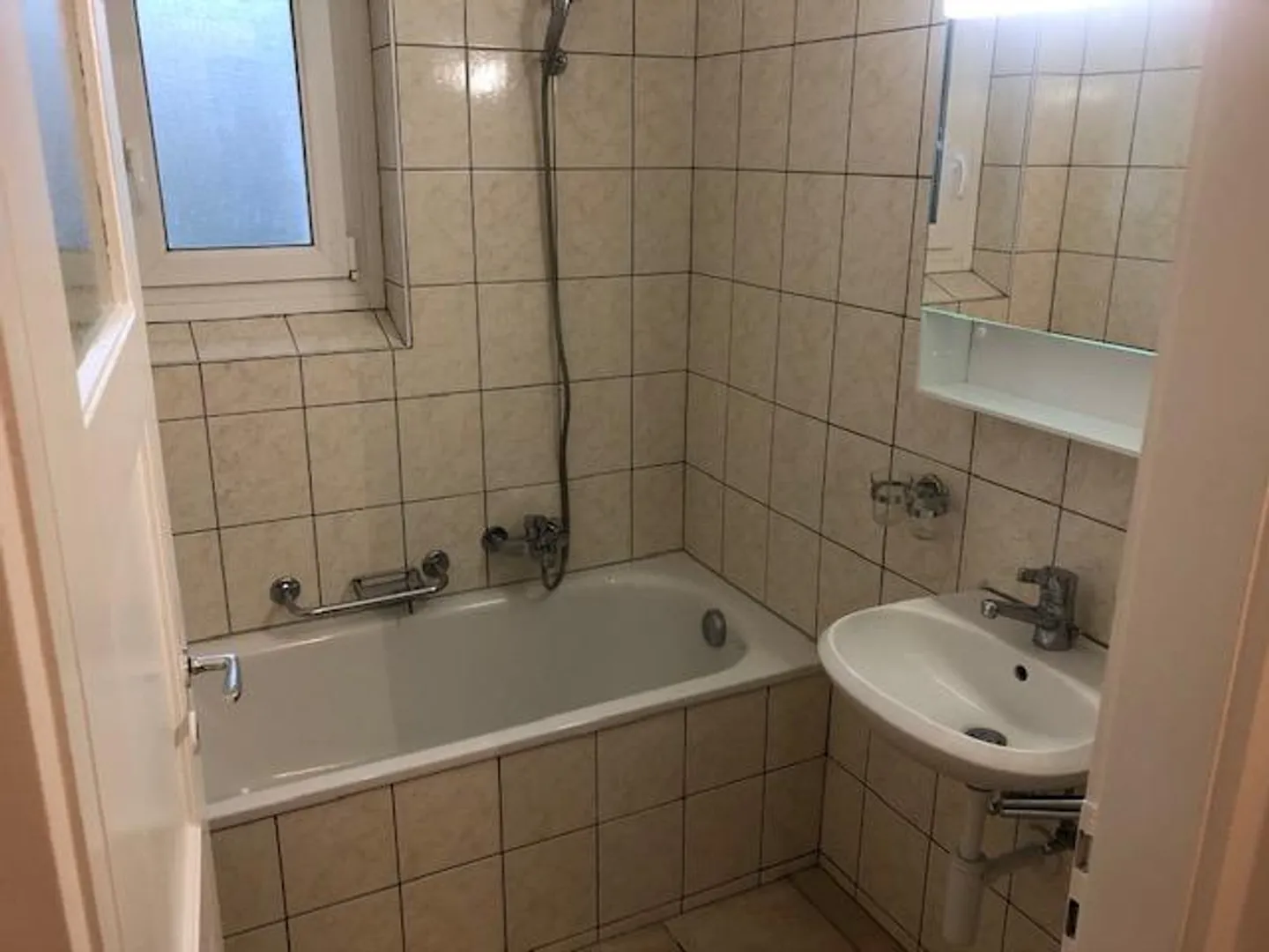 Spacious 4.5 Room Apartment - Photo 7 of 8