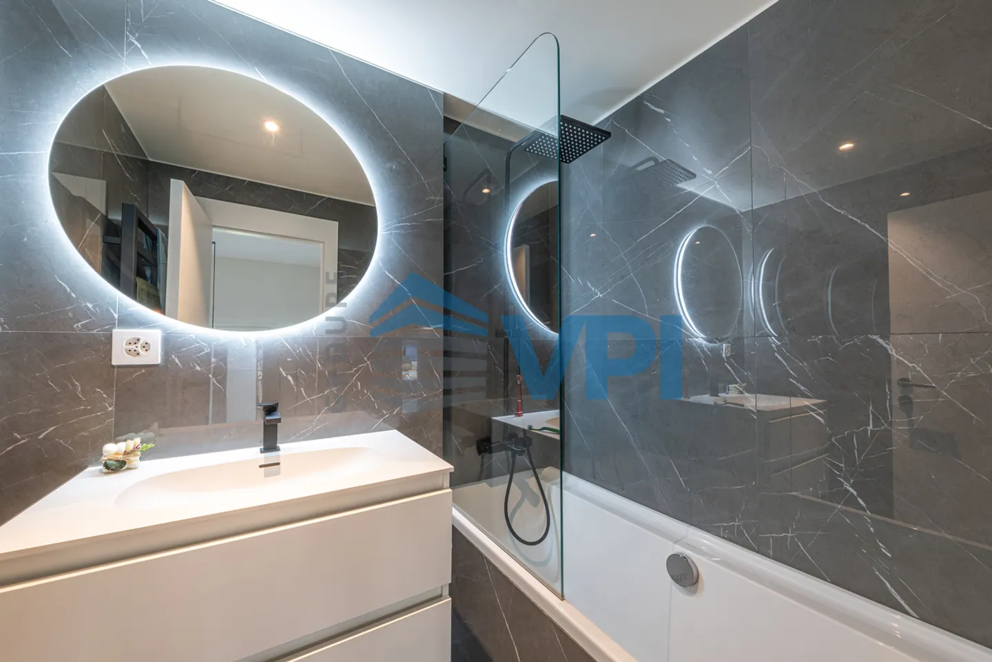 Wunderschön renoviertes Dachgeschoss-Duplex - Foto 5 von 13
