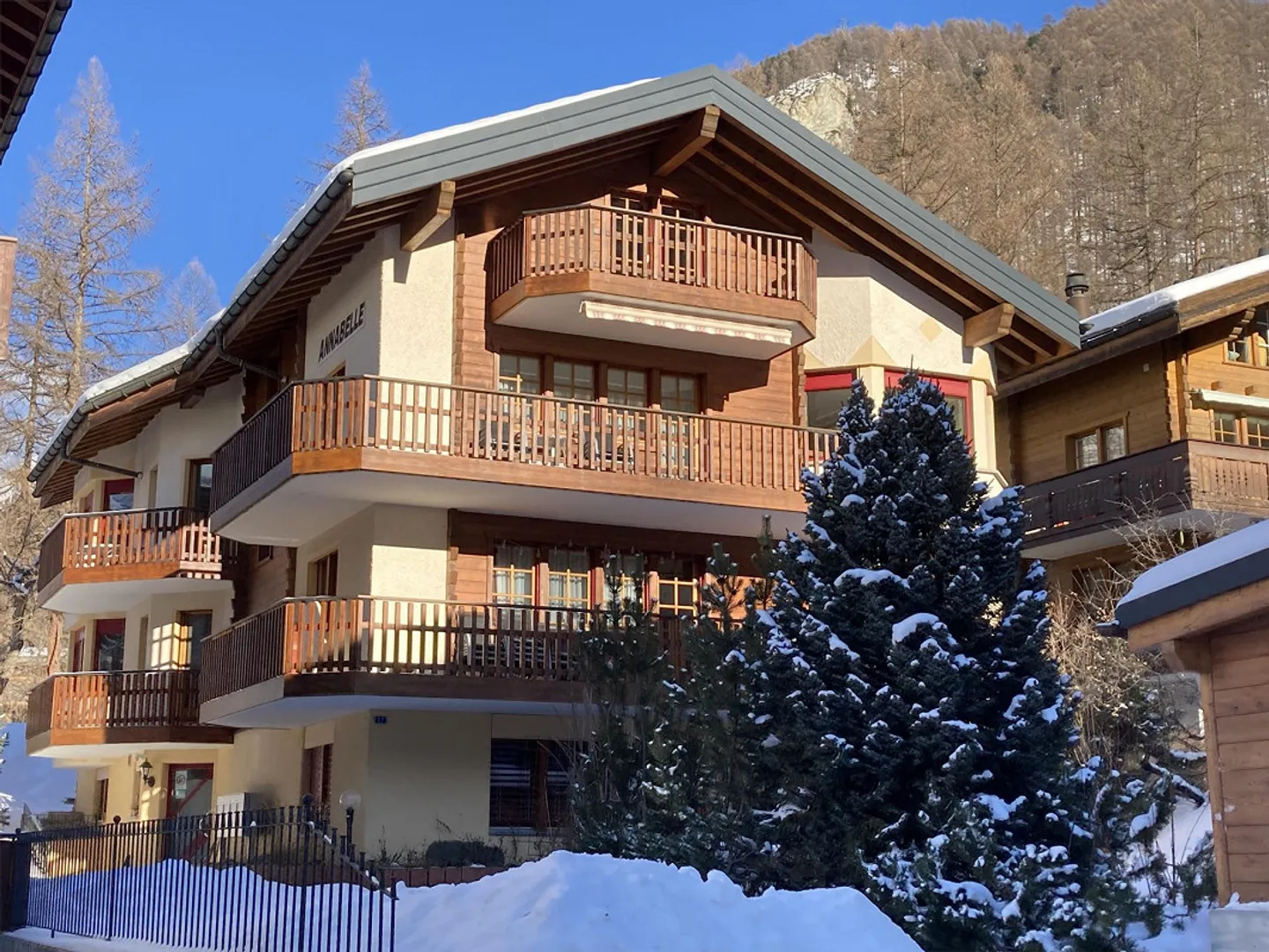 Very quiet, bright, and sunny 3.5 room apartment with Matterhorn view. - Photo 2 of 7