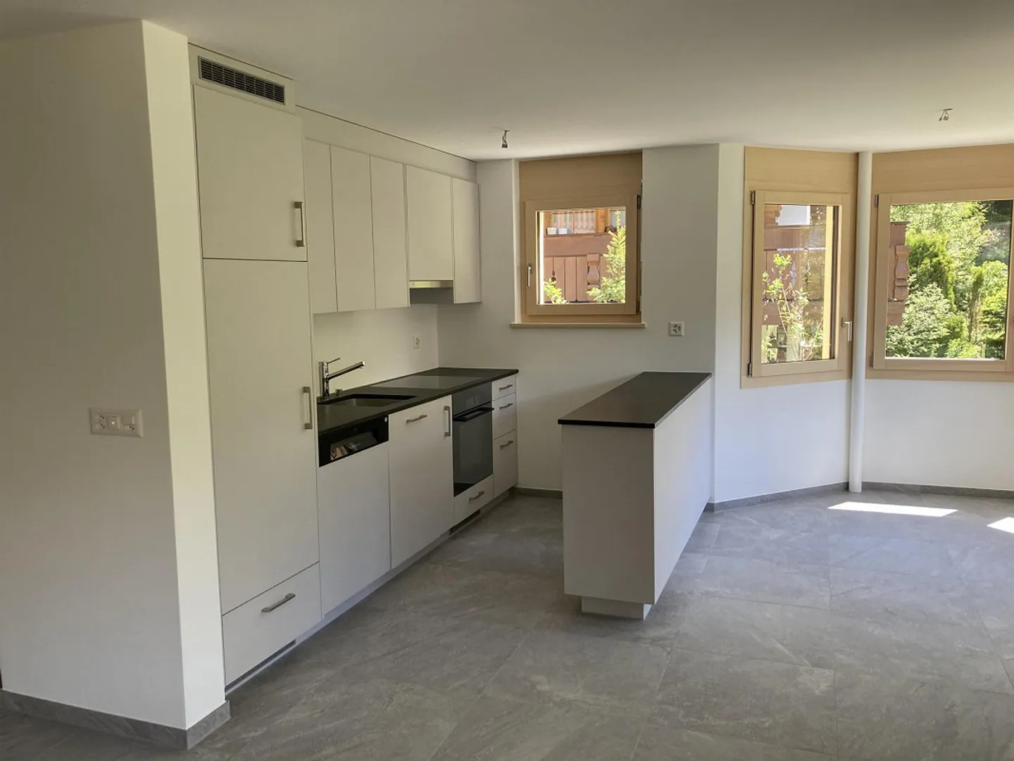 Very quiet, bright, and sunny 3.5 room apartment with Matterhorn view. - Photo 3 of 7