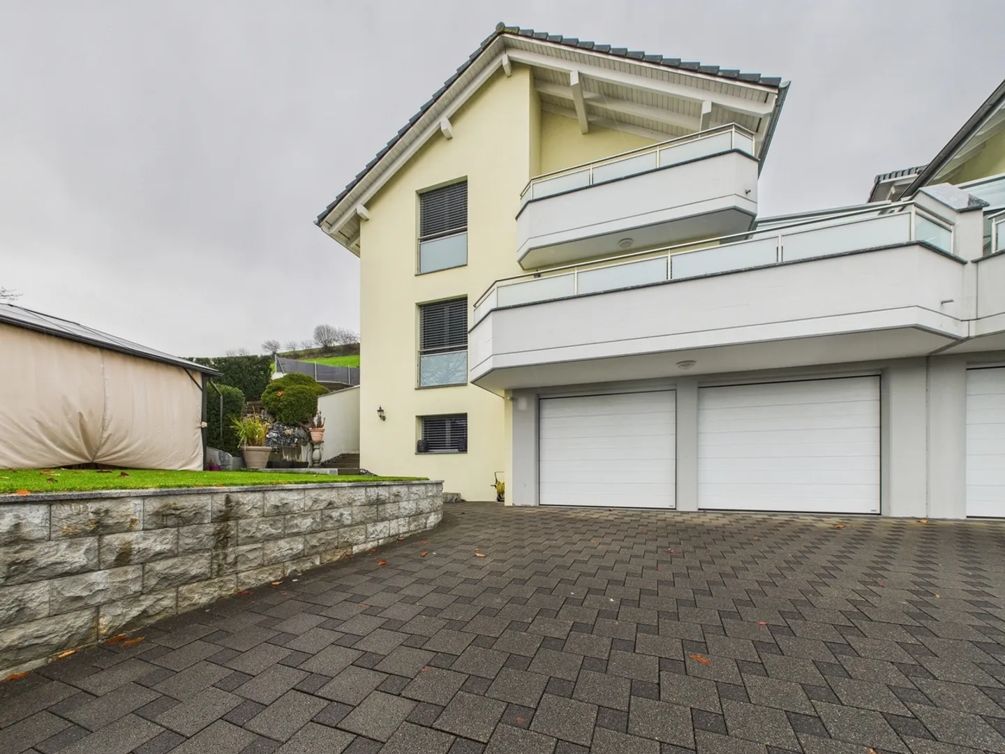 Modern 6.5-room semi-detached house in Uznach - Photo 1 of 13