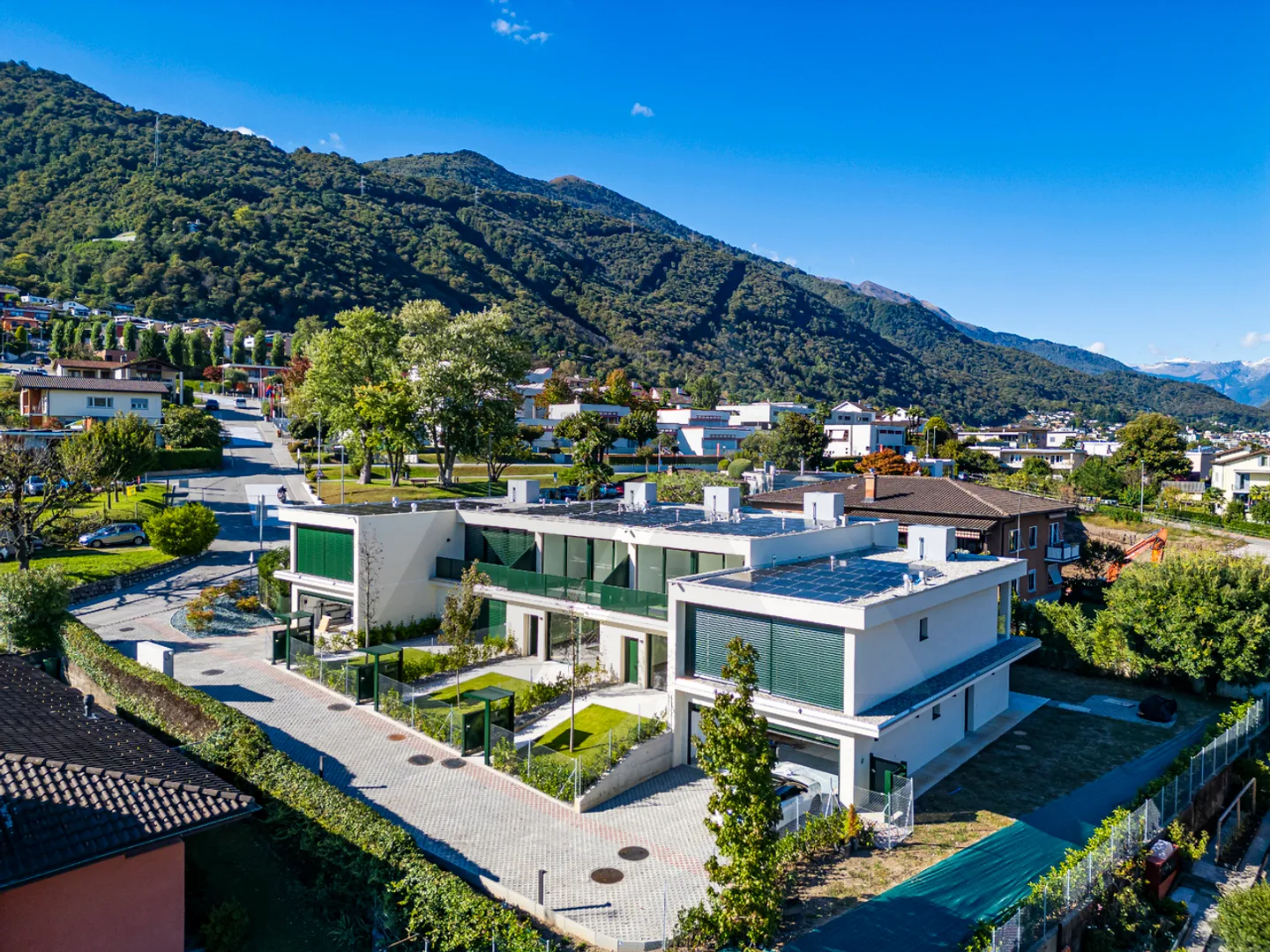 CINQUE NUOVE VILLE A SCHIERA CON STILE E COMFORT A MANNO - Foto 1 di 15