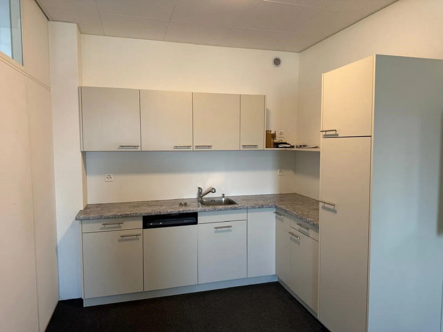 Ufficio di 309m² in affitto a Baar - Foto 2 di 11