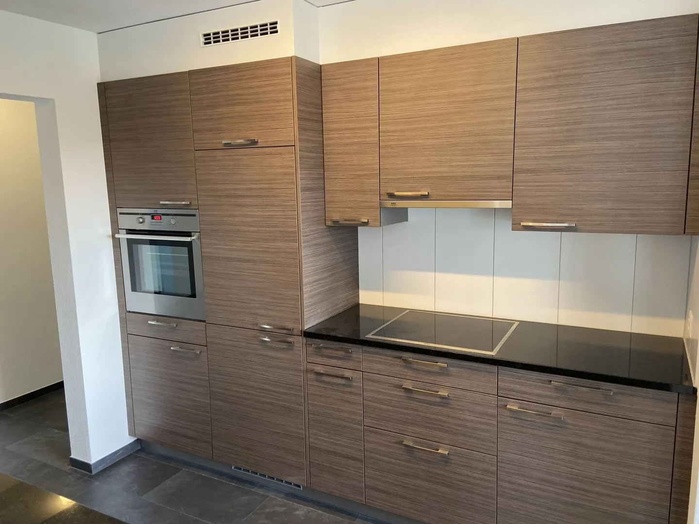 Modern 4.5 room apartment with large balcony - Photo 3 of 10