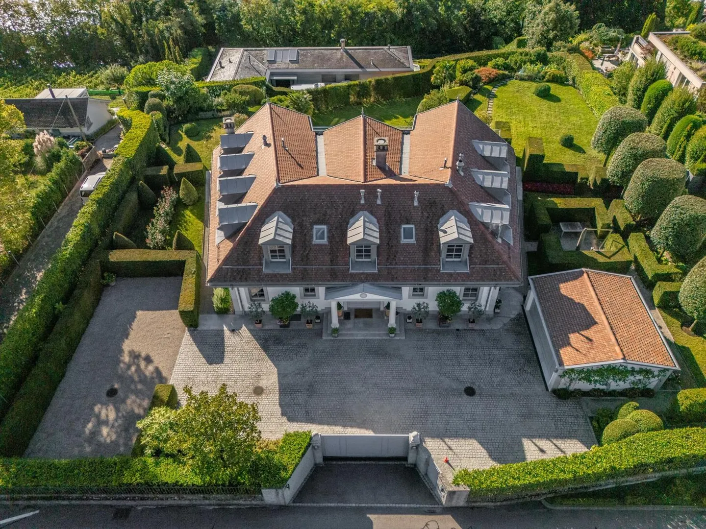 A Mansion on the Shores of Lake Geneva ? Prestige, Space, and Light - Photo 2 of 13