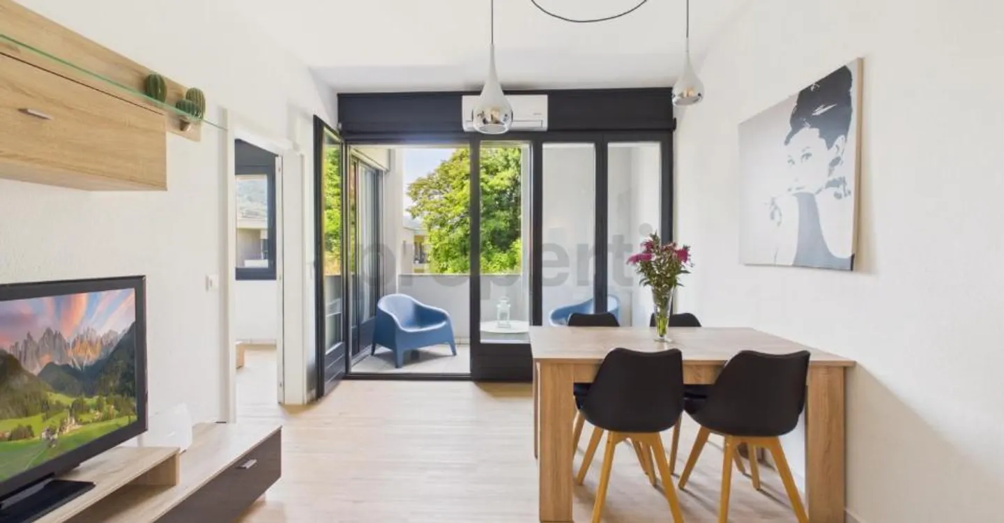 Lugano: elegant 3.5 rooms with two balconies and two parking spaces in a well-maintained residence - Photo 1 of 13