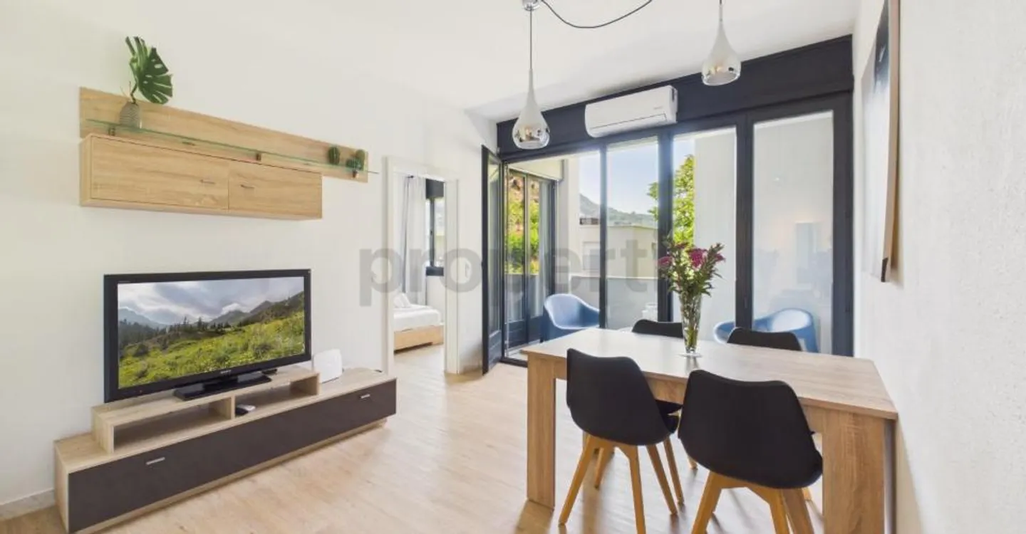 Lugano: elegant 3.5 rooms with two balconies and two parking spaces in a well-maintained residence - Photo 2 of 13