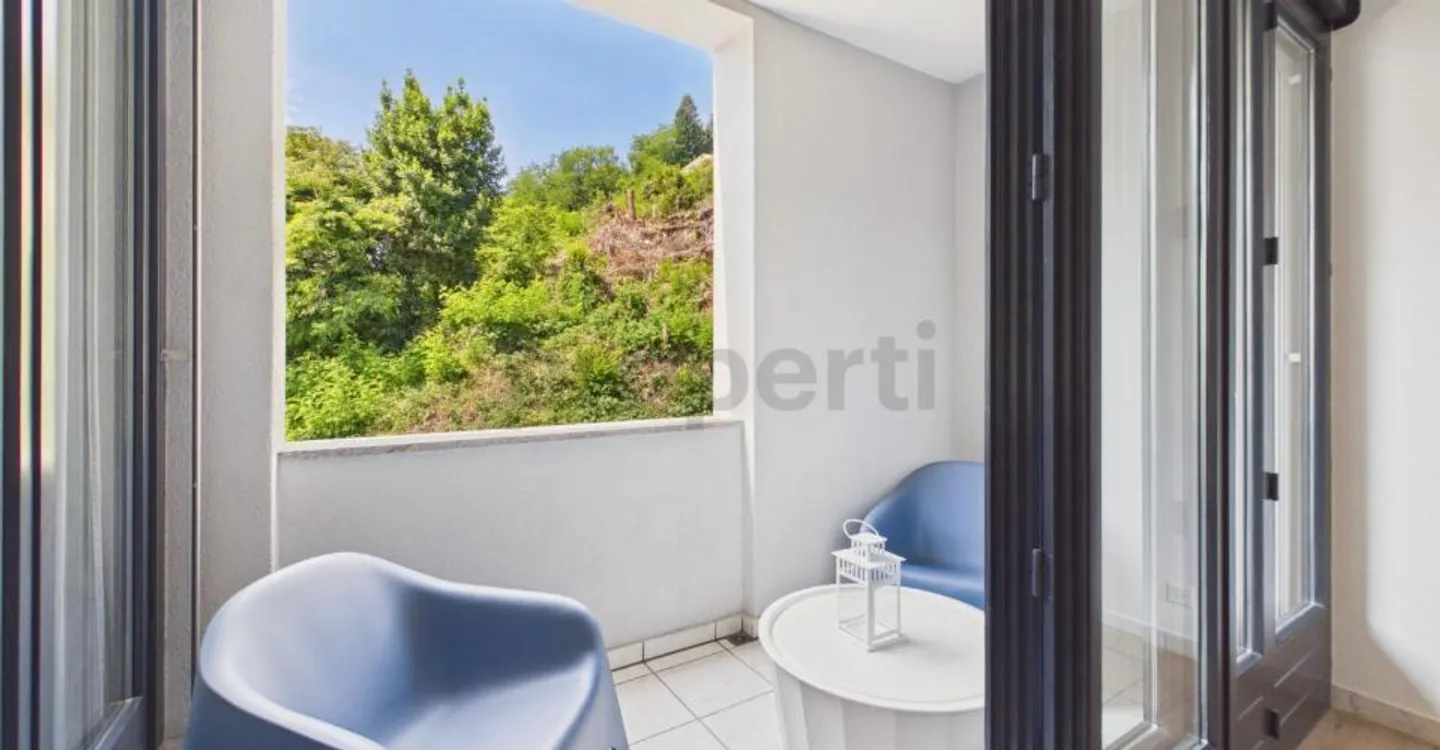 Lugano: elegant 3.5 rooms with two balconies and two parking spaces in a well-maintained residence - Photo 4 of 13