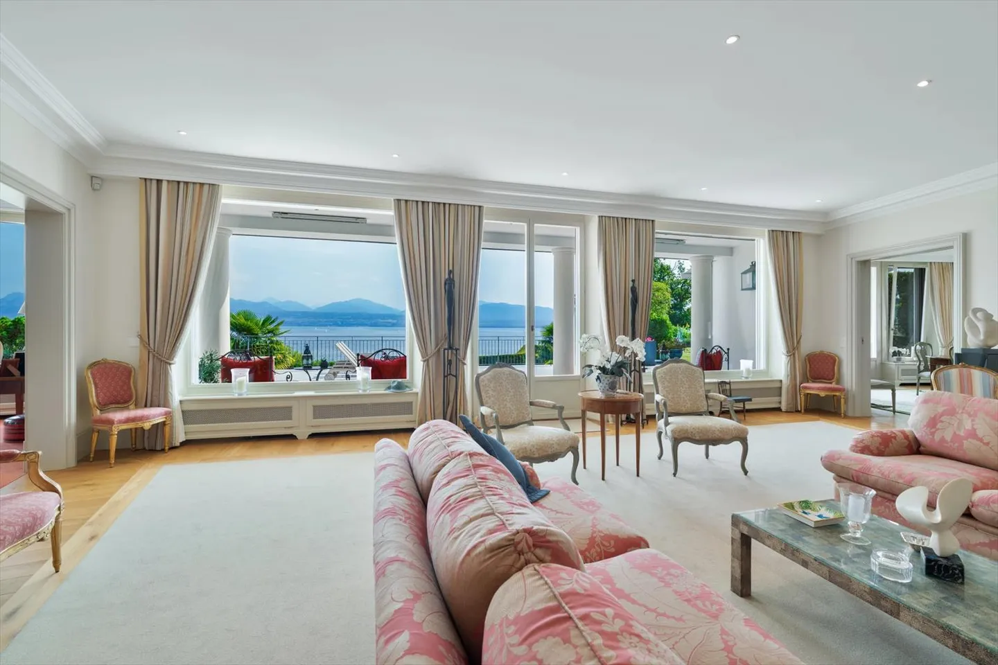 A Mansion on the Shores of Lake Geneva ? Prestige, Space, and Light - Photo 4 of 13